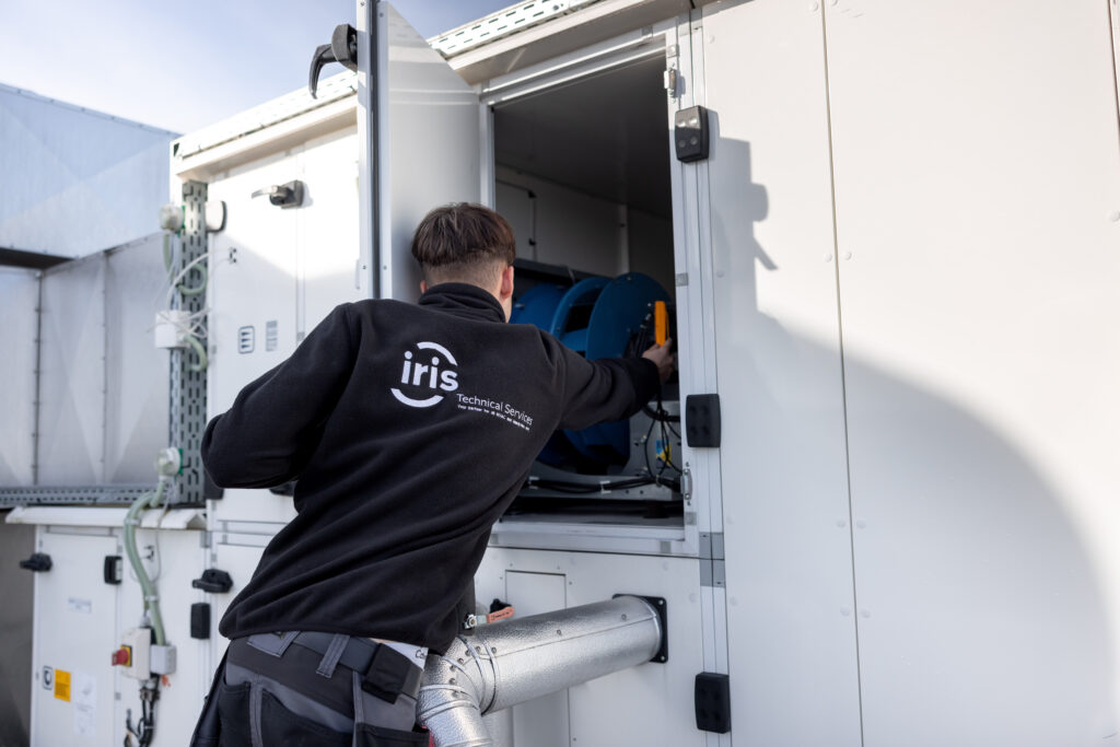 Technicus onderhoudt industriële apparatuur.